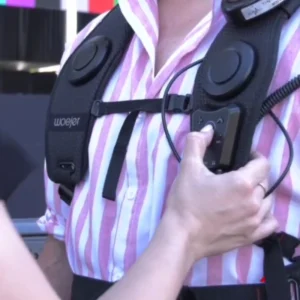 Persona con mochila vibratoria