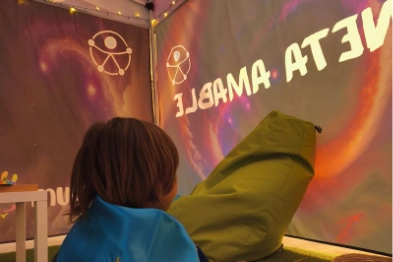 Usuario en carpa Planeta Amable